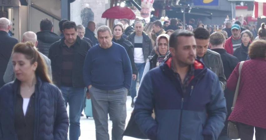 İzmir’de emekliler: Geçinemiyoruz, en düşük maaş 30 bin lira olmalı TÜİK’in kasım ayı enflasyon verileriyle memur ve emeklilerin maaş zamlarında