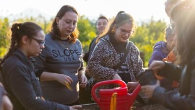 İzmir Büyükşehir Belediyesi’nin “Parkta Etkinlik Var” projesi kapsamında düzenlediği “Tohumdan