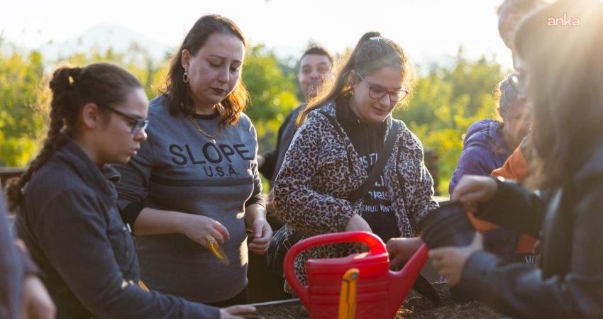 İzmir Büyükşehir Belediyesi’nin “Parkta Etkinlik Var” projesi kapsamında düzenlediği “Tohumdan