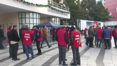 İzmir Büyükşehir Belediyesi bünyesinde DİSK/Genel-İş Sendikası'na üye çalışanlar, geciken maaşların