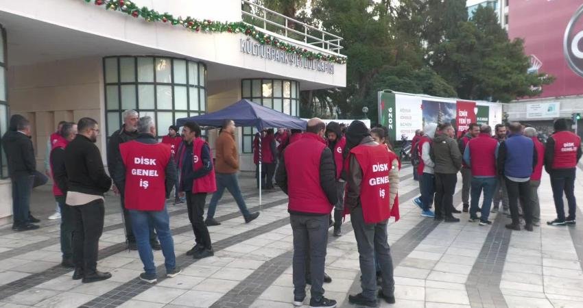 İzmir’de Genel-İş Sendikası üyesi belediye çalışanlarının eylemi sürüyor İzmir Büyükşehir Belediyesi bünyesinde DİSK/Genel-İş Sendikası'na üye çalışanlar, geciken maaşların