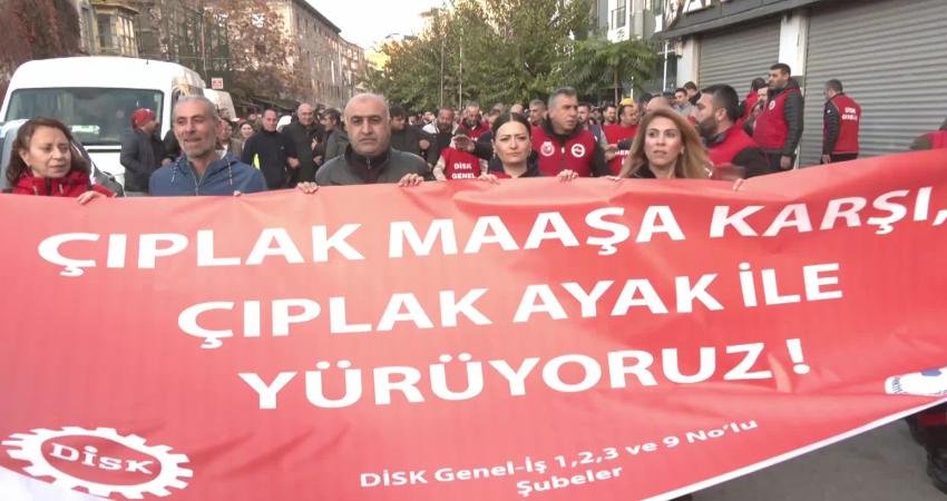 İzmir’de Genel-İş’ten ‘çıplak maaş’ protestosu: İşçiler çıplak ayakla yürüdü, yarım gün iş bıraktı DİSK/Genel-İş İzmir 1, 2, 3 ve 9 No’lu şubeleri, İzmir