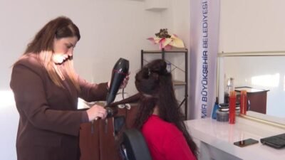 İzmir Büyükşehir Belediyesi, ücretsiz "Güçlenme Durağı Mobil Kuaförlük" hizmetini, Bayraklı