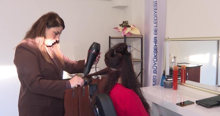 İzmir Büyükşehir Belediyesi, ücretsiz "Güçlenme Durağı Mobil Kuaförlük" hizmetini, Bayraklı