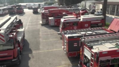 İzmir İtfaiyesi personeli sahada görev yaparken arkalarında da güçlü bir