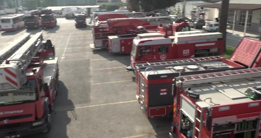 İzmir İtfaiyesi personeli sahada görev yaparken arkalarında da güçlü bir