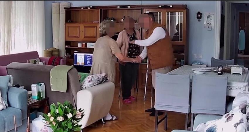 İzmir’in Konak ilçesinde yaşlı vatandaşların evlerine “manda yoğurdu satıyoruz” diyerek