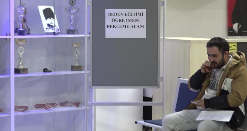 İzmir’de spor okul sıralarına taşınıyor İzmir Büyükşehir Belediyesi, 2025’te 1550 okula spor malzemesi desteği sağladı.