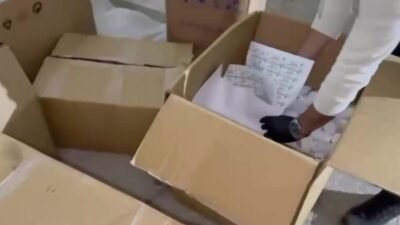 İzmir’de narkotik ekiplerinin Karabağlar’da iki adrese düzenlediği operasyonda 2 milyon