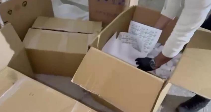 İzmir’de narkotik ekiplerinin Karabağlar’da iki adrese düzenlediği operasyonda 2 milyon