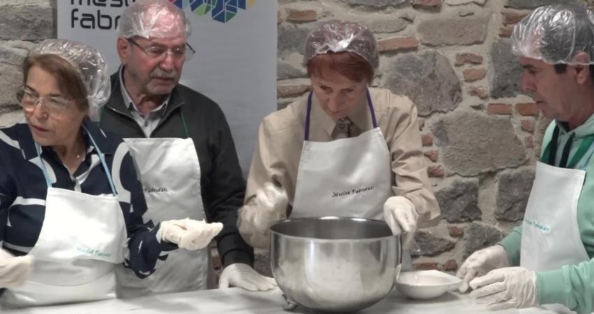 İzmir’de yurttaşlar “3. Yaş Üniversitesi” ile sağlıklı yaş alıyorlar İzmir Büyükşehir Belediyesi tarafından 60 yaş ve üstü yurttaşlar için