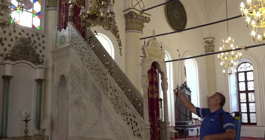 İzmir Büyükşehir Belediyesi’nin temizlik ekipleri, kent genelindeki camilerden cemevlerine, sinagoglardan