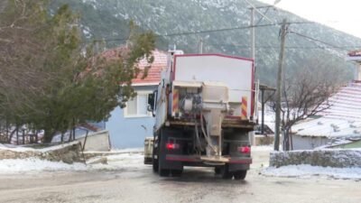 İzmir’in yüksek kesimleri, hava sıcaklıklarının düşmesi ve kar yağışının etkisiyle