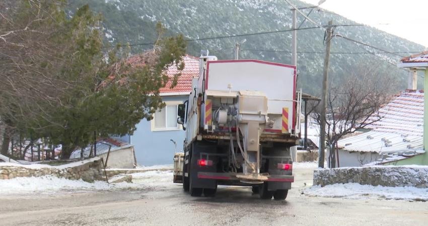 İzmir’in yüksek kesimleri, hava sıcaklıklarının düşmesi ve kar yağışının etkisiyle