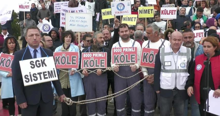 Kademeli emeklilik bekleyen emekçiler Kadıköy İskele'de açıklama yaptı ve Cumhurbaşkanı