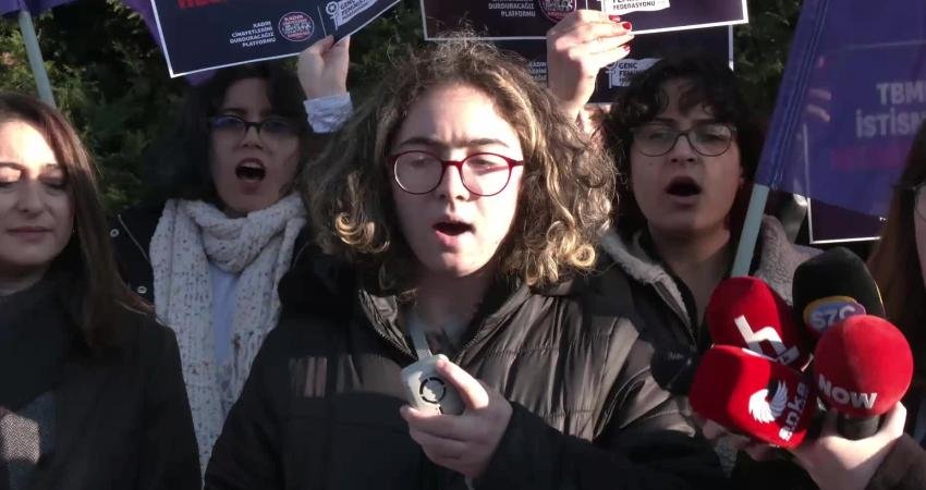 Kadınlardan Meclis önünde eylem: “İktidarın yaratmak istediği karanlık düzende sadece aile değil Meclis bile şiddet sarmalının bir parçası olmuş durumda” Kadın Cinayetlerini Durduracağız Platformu ve Genç Feministler Federasyonu, TBMM'de staj