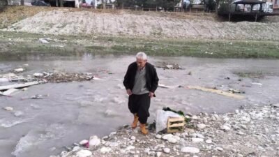 Osmaniye'nin Kadirli ilçesinde bir emekli, Savrun Çayı'ndaki ıspanak havuzundan atılan