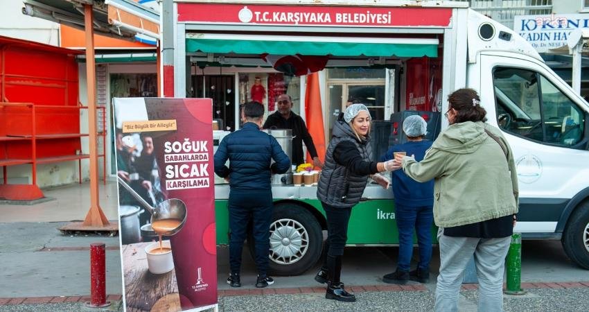 Karşıyaka Belediyesi’nden vatandaşlara sıcak çorba ikramı Sosyal belediyecilik hizmetlerine bir yenisini daha ekleyen Karşıyaka Belediyesi, hafta