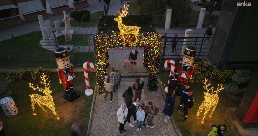 Karşıyaka Belediyesi tarafından düzenlenen Yeni Yıl Festivali, Zühtü Işıl Meydanı’nda