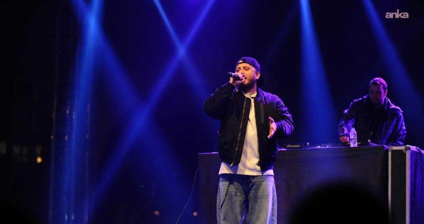 Karşıyaka Belediyesi tarafından Bostanlı Zühtü Işıl Meydanı’nda düzenlenen Yeni Yıl