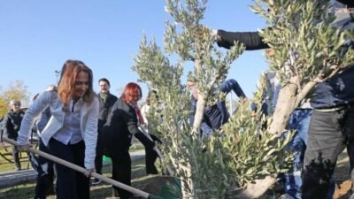 Karşıyaka Belediyesi, sezonun ilk fidan dikim etkinliğini gerçekleştirdi. Maliye Okulu