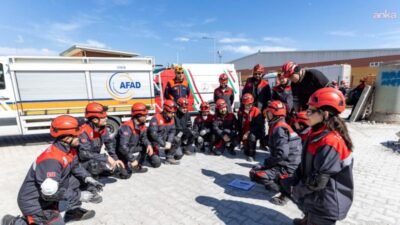 Karşıyaka Belediyesi tarafından kurulan Arama Kurtarma Ekibi, akreditasyon eğitimlerini tamamladı.