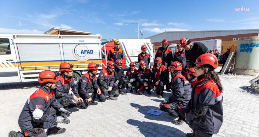 Karşıyaka’nın arama kurtarma ekibi eğitimlerini tamamladı Karşıyaka Belediyesi tarafından kurulan Arama Kurtarma Ekibi, akreditasyon eğitimlerini tamamladı.