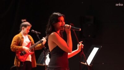 Kartal Belediyesi’nin kültür sanat etkinlikleri kapsamında düzenlenen Grup Flakes konseri,