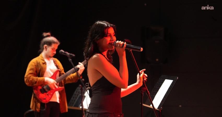 Kartal’da sahne alan Grup Flakes, performansıyla büyük beğeni topladı Kartal Belediyesi’nin kültür sanat etkinlikleri kapsamında düzenlenen Grup Flakes konseri,