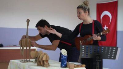 İzmir Şehir Tiyatroları’nın çocukları sanatla buluşturmak üzere Buca’da sahnelediği “Kendini