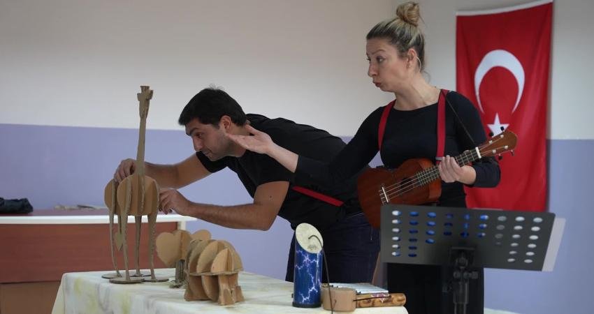 İzmir Şehir Tiyatroları’nın çocukları sanatla buluşturmak üzere Buca’da sahnelediği “Kendini