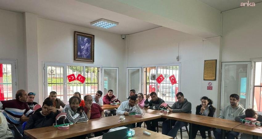 Konak Belediyesi’nden özel gereksinimli bireylere ağız bakım eğitimi Konak Belediyesi’nin İzmir Diş Hekimleri Odası iş birliğinde düzenlediği ağız