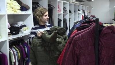 Konak Belediyesi’nin dayanışmayı güçlendiren merkezlerinden "Giysi Market", yeni ve temiz