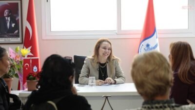 Konak Belediye Başkanı Nilüfer Çınarlı Mutlu’nun vatandaşlarla birebir görüşerek taleplerini