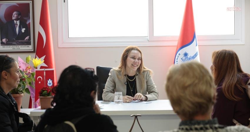 Konak Belediye Başkanı Nilüfer Çınarlı Mutlu’nun vatandaşlarla birebir görüşerek taleplerini