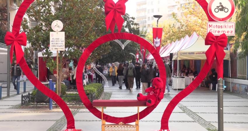 Konak’ta “Yeni Yıl El Emeği Kermesi” başladı Konak Belediyesi’nin kadın emeğini odağa alan Yeni Yıl El Emeği