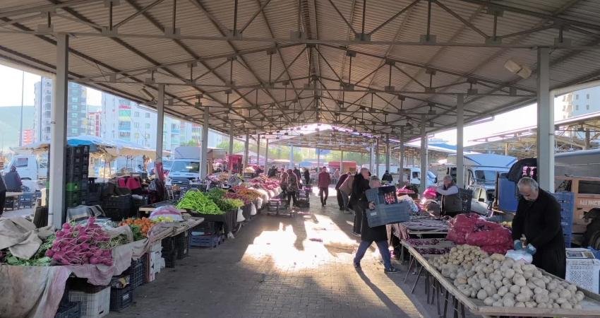 Kozan’da emekliler semt pazarında çalışıyor Adana'nın Kozan ilçesinde kimi emekliler, geçinemedikleri için semt pazarında tezgah