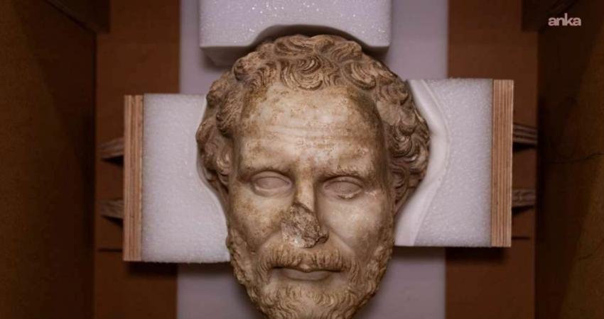 Kültür ve Turizm Bakanlığı: ABD’ye kaçırılan Boubon imparator heykeli Türkiye’ye iade edilecek Kültür ve Turizm Bakanlığı, Burdur’daki Boubon Antik Kenti’nden ABD'ye kaçırılan bronz