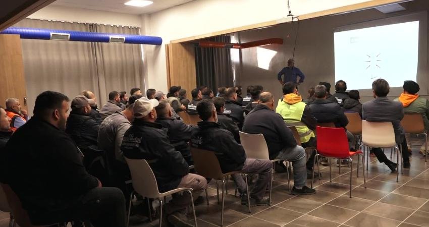 Kuşadası Belediyesi Temizlik İşleri Müdürlüğü personeli “güvenli sürüş” eğitimi aldı Kuşadası Belediyesi Temizlik İşleri Müdürlüğü’nde ağır vasıta araçları kullanan personele,