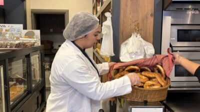 Kuşadası Belediyesi'nin unlu mamuller üreten işletmelere yönelik yaptığı denetimlerde, esnaf 