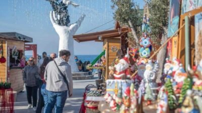 Kuşadası Belediyesi, yaklaşan yeni yıl dolayısıyla kent merkezinde bulunan El