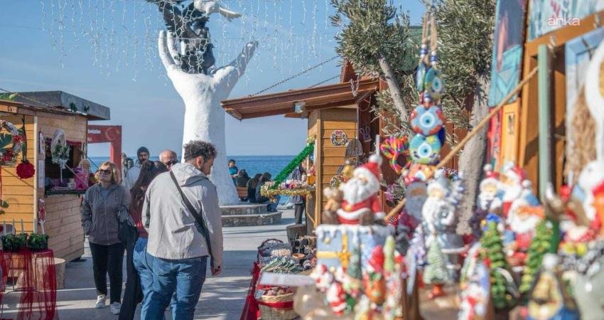 Kuşadası Belediyesi, yaklaşan yeni yıl dolayısıyla kent merkezinde bulunan El