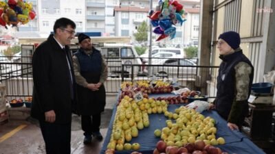 Kütahya Belediye Başkanı Eyüp Kahveci, Fatih Mahallesi Semt Pazarı ziyaretinde,
