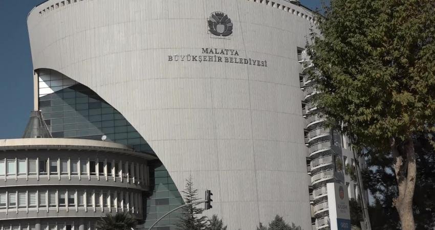 6 Şubat depremlerinde hasar alan Malatya Büyükşehir Belediye binasının zemin