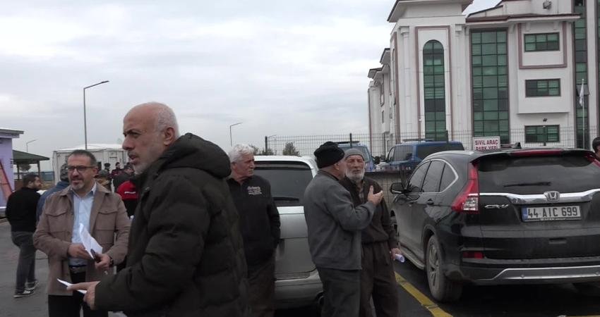 Malatya’da sanayi esnafı hak kayıplarına tepki gösterdi: “30 metrekare dükkanla meslek yapılmaz” Malatya Küçük Sanayi Sitesi esnafı, 6 Şubat depremlerinde ağır hasar