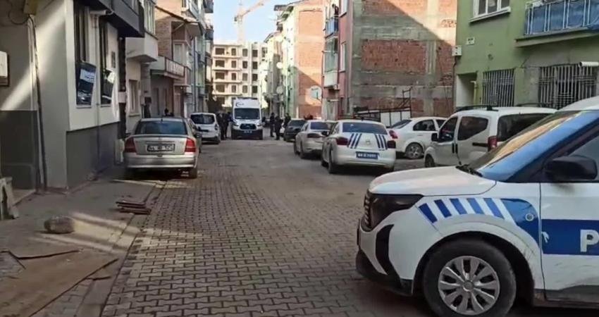 Malatya’daki esnaf kavgasında 3 kişi yaralandı Malatya’nın Battalgazi ilçesinde komşu esnaf grubu arasında çıkan silahlı kavgada