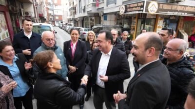 Manisa Büyükşehir Belediye Başkanı Besim Dutlulu, Karaköy Pazarı’nda esnaf ve