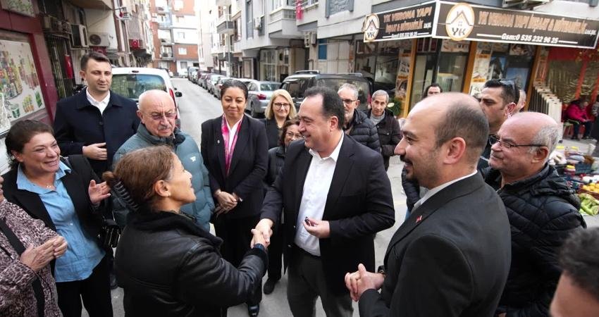 Manisa Büyükşehir Belediye Başkanı Besim Dutlulu, Karaköy Pazarı’nda esnaf ve