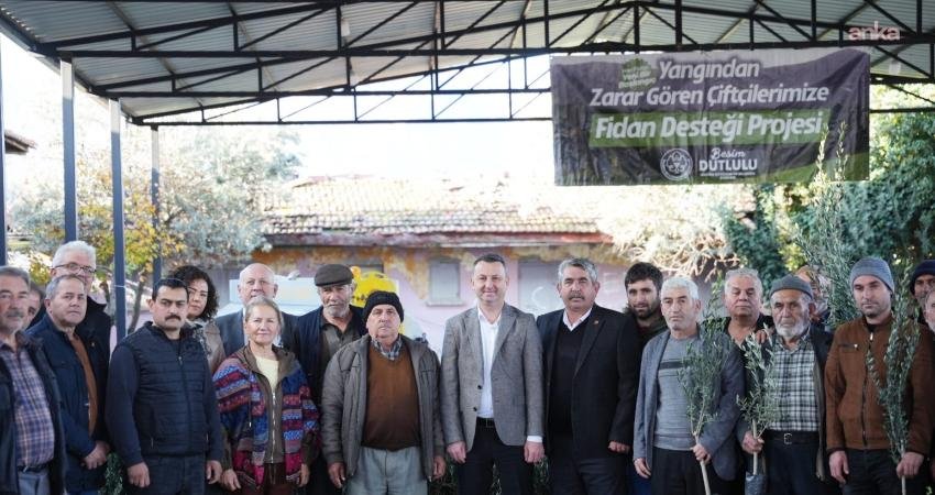 Manisa Büyükşehir Belediyesi’nden yangın mağduru üreticilere fidan desteği Manisa Büyükşehir Belediyesi, Akhisar ilçesinde çıkan yangında zarar gören üreticilere