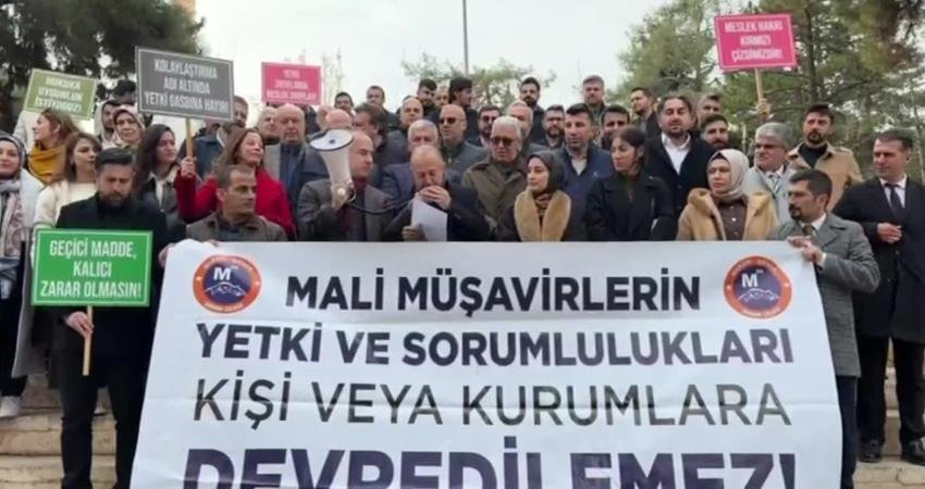 Mardin’de 586 Sayılı Vergi Usul Kanunu Tebliği’ne tepki: “Vergi gelirlerinde düşüşe, muhasebe-denetim mesleğinin tahrifine yol açacak” Mardin-Şırnak Serbest Muhasebeci Mali Müşavirler Odası (SMMMO) Başkanı Mehmet Ali